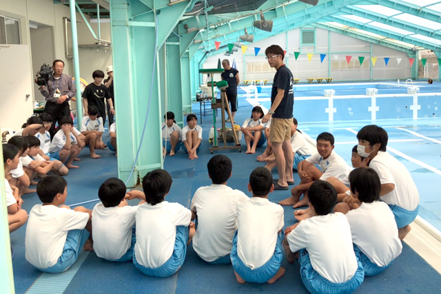 地元の中学校でプール掃除の様子