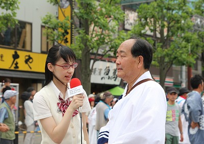 本編の１つである「久喜提燈祭り」の紹介で、田中暄二 久喜市長にインタビューを行う鶴巻星奈さん。 本編は、この他にも「久喜の梨」や「鷲宮神社」など計８本の作品が制作されました 