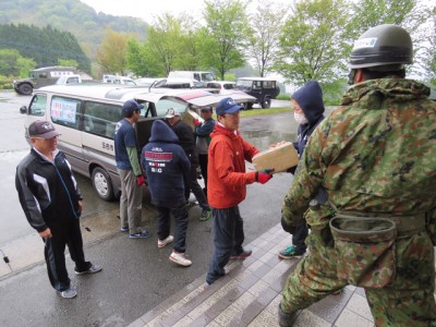 先遣隊の職員は、地元の皆さんとともに全国から寄せられた救援物資の搬送に励みました