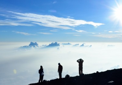 登山同様、大事な会議には議論を陰で支えるシェルパが求められるそうです