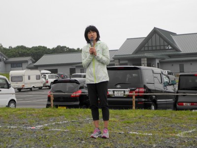  スペシャルゲストはマラソンランナーの谷川真理さん！ 　　　　　開会式では元気のよいスピーチで参加者を励ましてくださいました