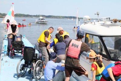 インクルーシブな水辺のイベント「誰でも楽しもう霞ヶ浦」の様子。 地元のＢ＆Ｇ土浦海洋クラブが協力団体の１つとして運営に努めています