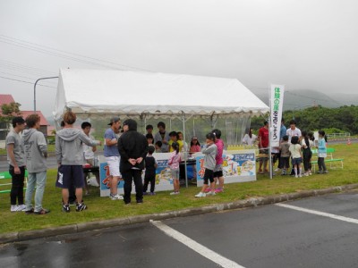  あまり天気はよくありませんでしたが、子供たちは熱心に飲み物の販売に励みました