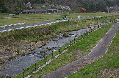 前岡山県知事の発案によって誕生した「ホタル遊歩道」。800mにわたって整備されています