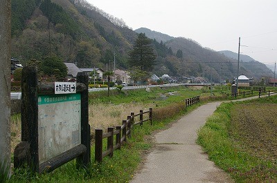 川沿いに設けられた「ホタル遊歩道」の案内。散策しながらホタルを鑑賞することができます