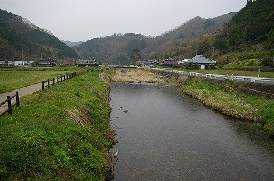 一見、どこにでもあるような風景ですが、中央を流れる河会川周辺はホタル舞う里として知られています