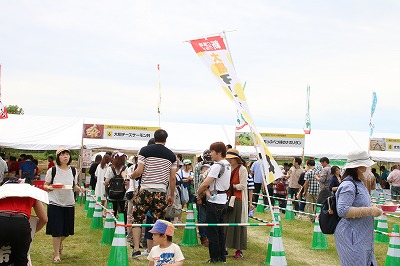 「大樹チーズサーモン丼」のブースに並ぶ来場者のみなさん。常に長蛇の列でした