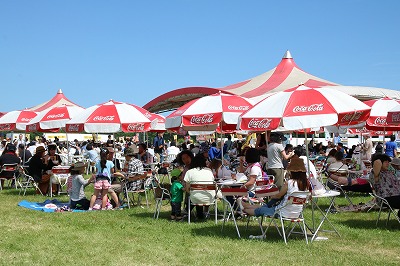 当日は1万人以上の来場者が多目的航空公園に詰めかけ、ご当地グルメ12品の味比べを楽しみました