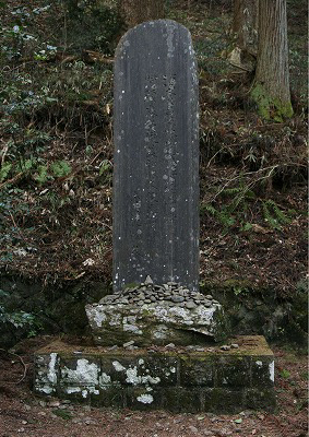 大伴家持が宣命に応じて詠んだ歌は、産金地にある黄金山神社の境内の碑に刻まれています