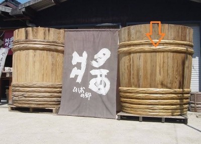 完成した木桶。これから醤油樽として使われます(矢印がタガです)