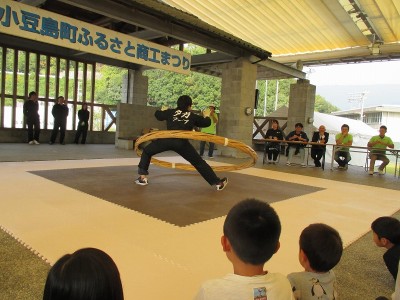 小豆島町商工まつりのイベント会場で開催されたプレ大会の様子。 50名ほどの参加者を集めて盛り上がりました