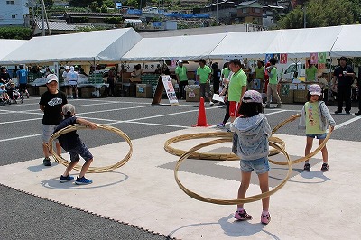 小さなタガも準備され、子供たちも楽しんでいました。 こうして竹に馴染むことで、貴重な伝統工芸が継承されていくのではないでしょうか