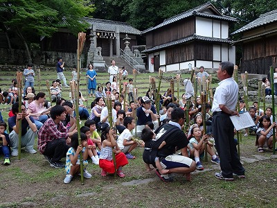 肥土山歌舞伎保存会の佐々木育夫会長から、伝統ある虫送りの歴史やこれまでご自身が関わってきたことなどを聞きました