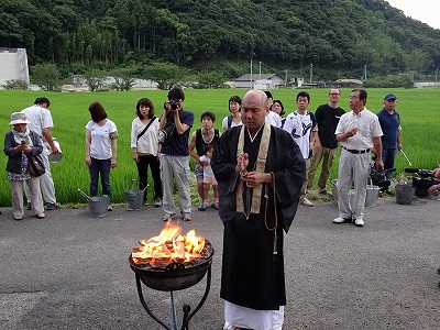 虫塚で稲の虫を供養する、小豆島八十八ケ所霊場46番 多聞寺の住職