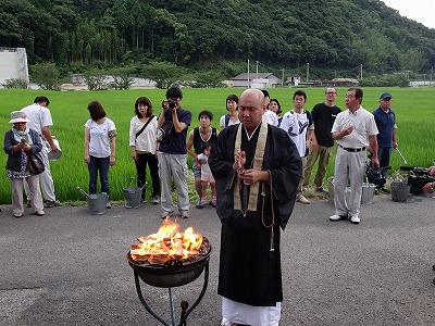 虫塚で稲の虫を供養する、小豆島八十八ケ所霊場４６番 多聞寺の住職