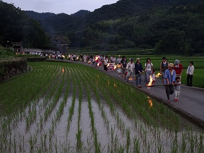 神社から約１ｋｍ先の伝法川にかかる蓬莱橋まで、火手を持ってゆっくり歩いていきます