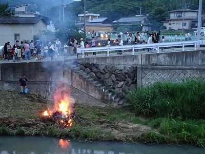 目的地の「蓬莱橋」で火手を投げ入れて燃やします。昔は村々のリレーで海まで行きましたが、地区の独自開催になった現在はここで終点です。これで今年の風物詩の１つ、虫送りが無事終わりました