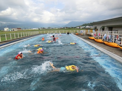 ライフジャケット浮遊体験も実施。浮かぶだけでは物足らず、みんな泳いでいます！