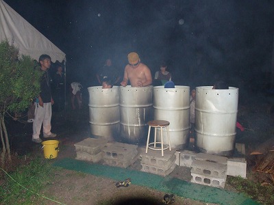 キャンプの宿営地に４つ並べたドラム缶風呂。星空のもとで夢が広がります