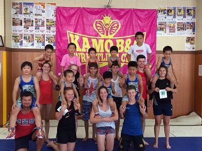新マットはドイツ製! 雲南市に来たドイツのスポーツ少年団ともレスリングで交流しました