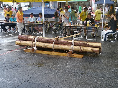 丸太を木馬に乗せた重さの合計は330kg。太い縄を引いて道を滑らせながら運びます