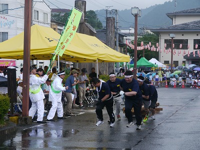 丸太を乗せた木馬の重さは330kg。力自慢の大人のチームでも息が切れます