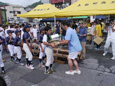 たくさんの賞品を手にする少年野球のチーム。これからも、伝統のイベントで元気なまちづくりを推し進めていきます!