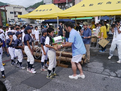 たくさんの賞品を手にする少年野球のチーム。これからも、伝統のイベントで元気なまちづくりを推し進めていきます！