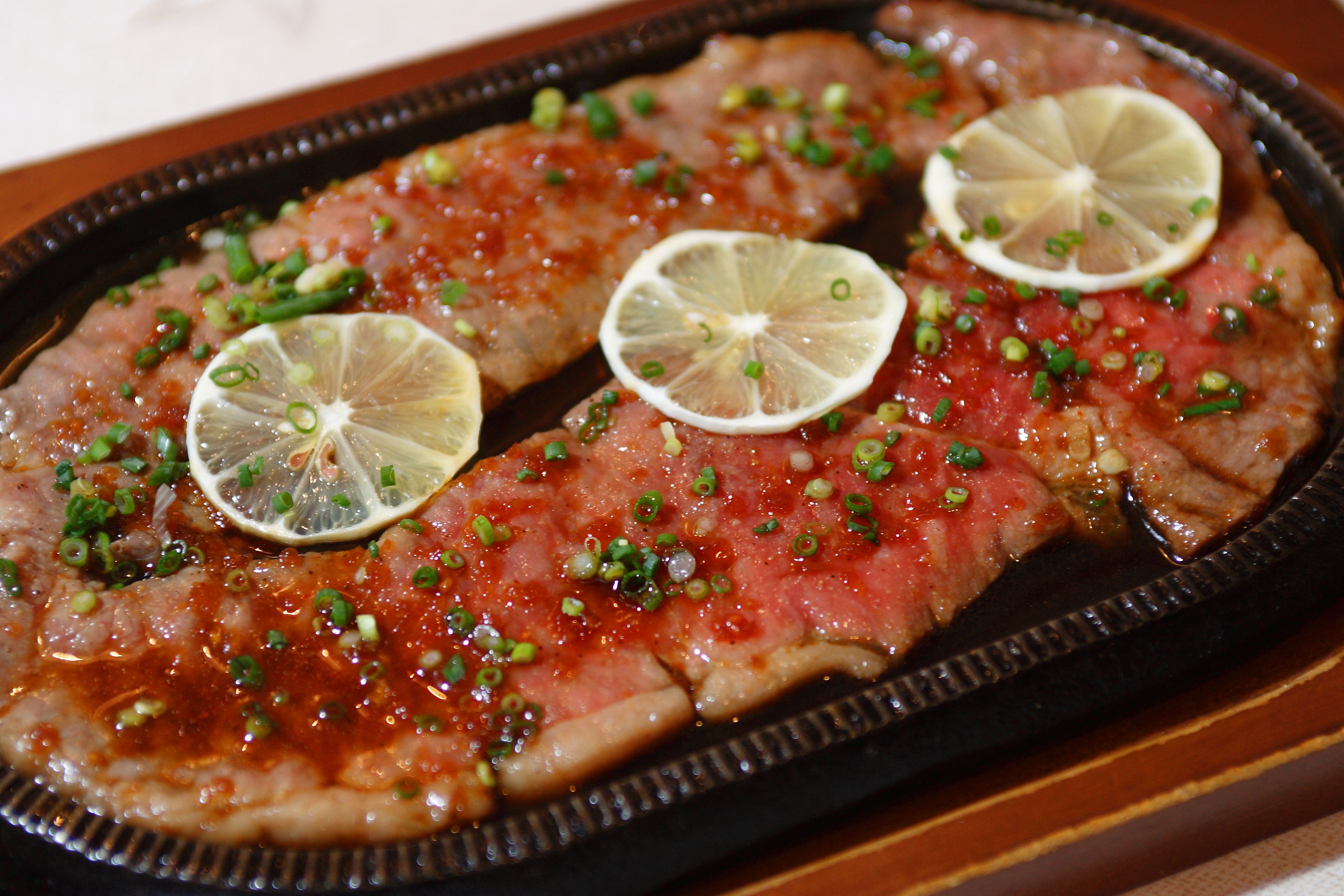 薄切り肉と醤油ベースのレモン風味ソースのコンビネーション。そこには、どんな秘密が隠されているのでしょうか・・・ 　写真：©佐世保観光コンベンション協会