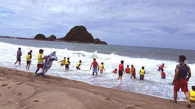 一見、普通の海水浴。でも、よく見てください。皆、ライフジャケットを着用して我が身の安全をしっかり守っています