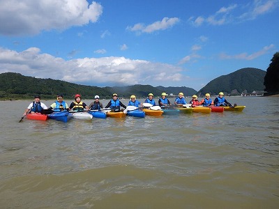 ライフジャケットを着用して全員集合! これからも、川崎町では水辺で我が身を守る知識を積極的に広めていきます
