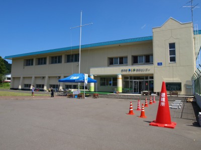  会場となった積丹町Ｂ＆Ｇ海洋センター体育館。災害時に実際に使う、「避難所」と書かれた大きな赤いコーンが置かれています