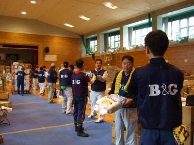  第１回ボランティアは雨脚が強く屋内作業に。中学校の体育館再開に向けた作業となりました