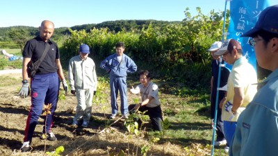  前日研修の様子。林先生のご指導のもと、スタッフで一連の流れを確認しながら植樹を行いました