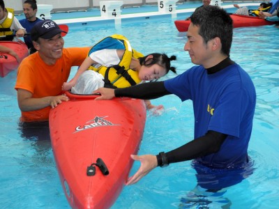  水面をパシャパシャと叩きながら体験を楽しむ参加者