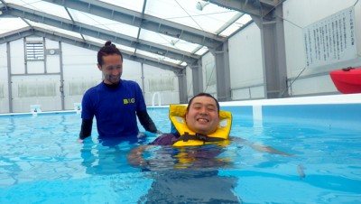  ライフジャケット体験で思わず笑顔に！気持ちよさそうに浮いています