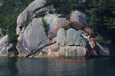 姫様が身を投げた場所からむっくり現れたという岩（赤丸）。「珍宝岩」という名で知られています