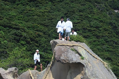 珍宝岩に集まった有志の皆さん。これから海に飛び込みます！