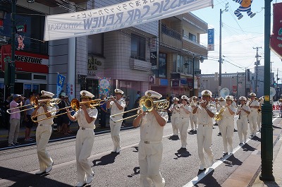 音楽隊を先頭に行われた交通安全市内パレード