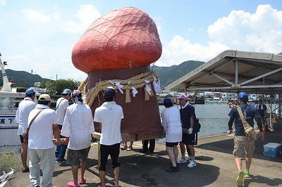 神社から練り歩いて港に到着したご神体。とにかくでかい!