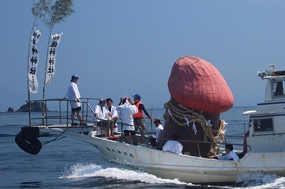 船に乗せたご神体が牟岐大島をめざします。周囲には伴走船がたくさん集まっています