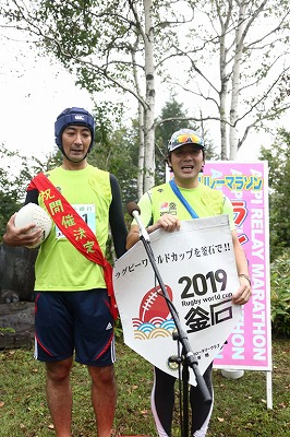 コースの途中にテレビ岩手が「ランナーの主張コーナー」を設置。写真のチームはラグビーワールドカップ2019の釜石市開催をPRしていました