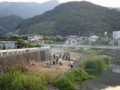 ７家族が参加した今年の「川めし」。お盆の風物詩として末永く続いてほしいものです