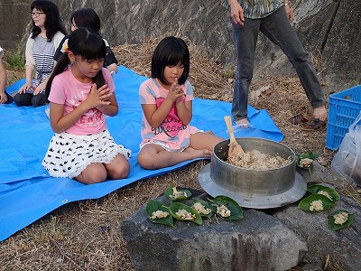 お盆になると、河原で五目飯を炊いて無縁仏にお供えする「川めし」。江戸時代から綿々と続いている、町の伝統行事です