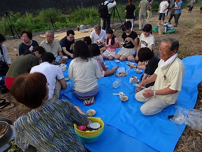 無縁仏を供養した後は、皆で炊き立ての五目飯を楽しみます