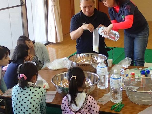 ビニール袋にお米と飲料水を入れますが、梅干しやケチャップなどを入れて好みの味付けも楽しめます