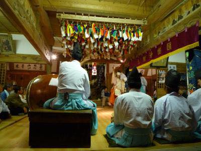 メイン会場の亀山八幡神社では、奉納神楽が行われます