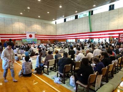  大勢の参加者で賑わった敬老会のお祭り。さまざまな年齢層の方々が交流を深め合いました