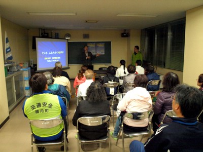  歩くことと健康についての講演中 気温が下がるため、皆さん厚着しています。ちなみに気温は8℃・・・