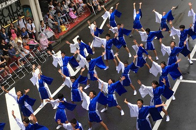 地元中学校の参加チーム。約80名の中学生が統一のとれた踊りで練り歩きました